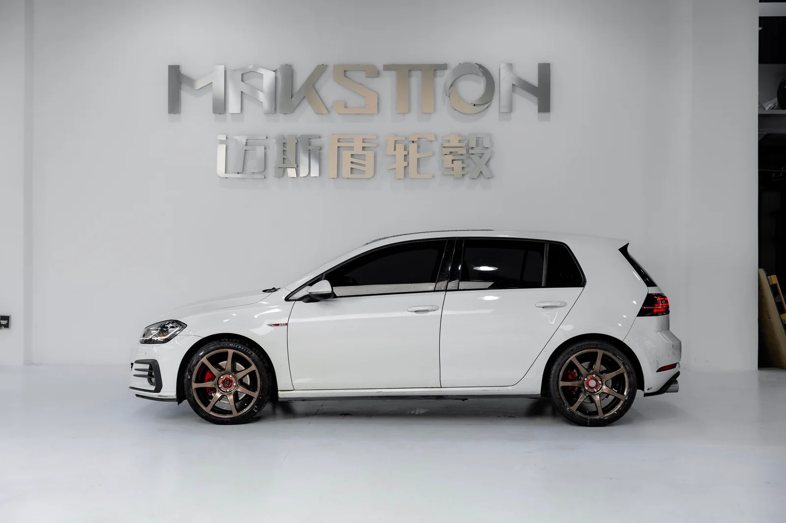 大众高尔夫七代GTI搭载MAKSTTON FF MR7 18寸轮毂实拍图