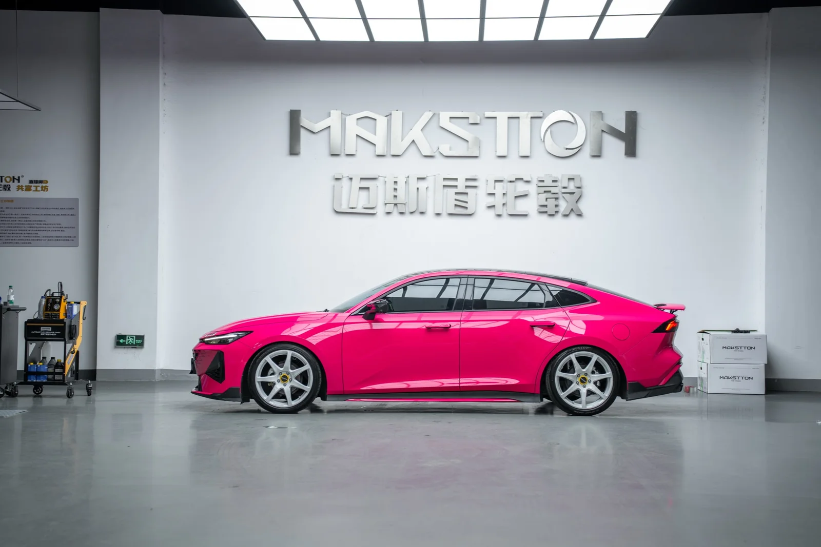 粉色长安UNIV搭载MAKSTTON FF MR7 19寸轮毂实拍图
