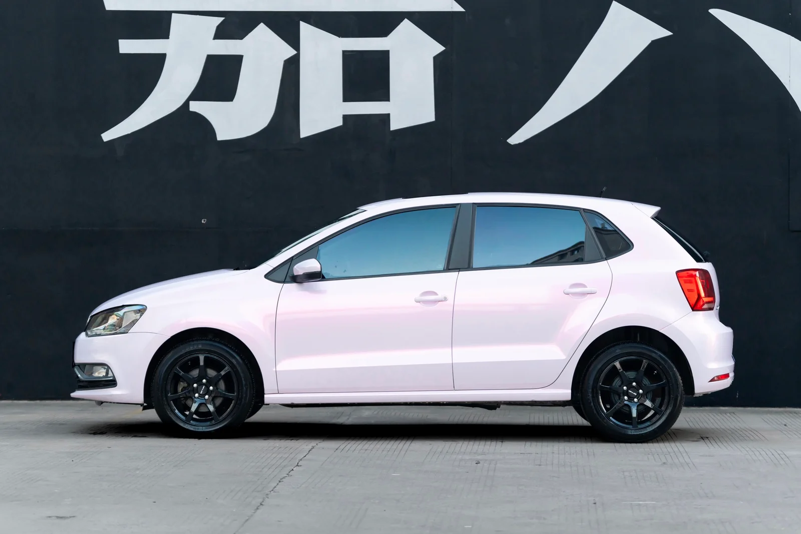 大众POLO搭载MAKSTTON FF MR7S 15寸轮毂实拍图