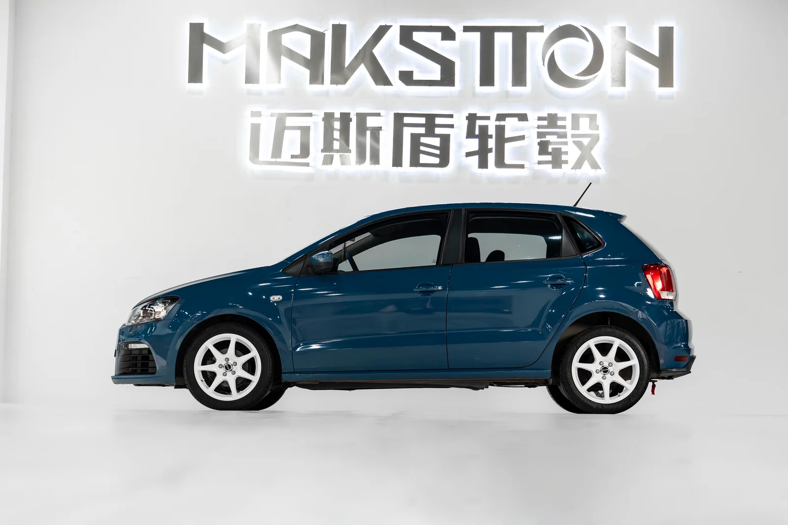 大众POLO搭载MAKSTTON FF MR7S 16寸轮毂实拍图
